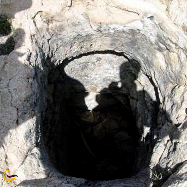 تصویری از دهنه غار چاه دیو دامغان