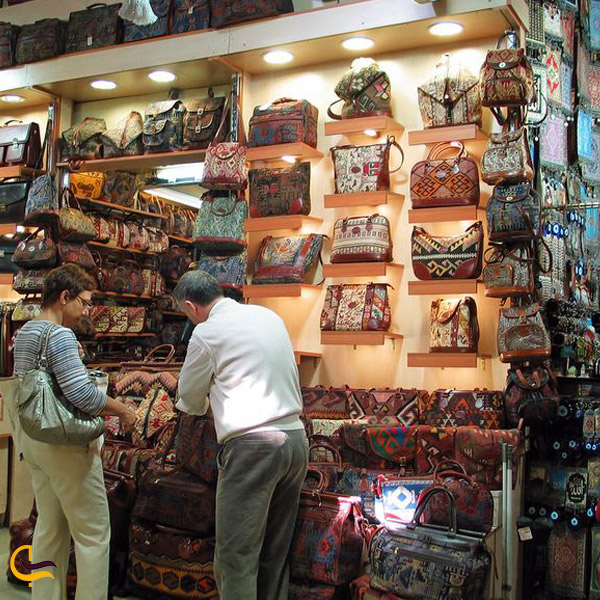 تصویری از مغازه کیف فروشی در بازار بزرگ استانبول