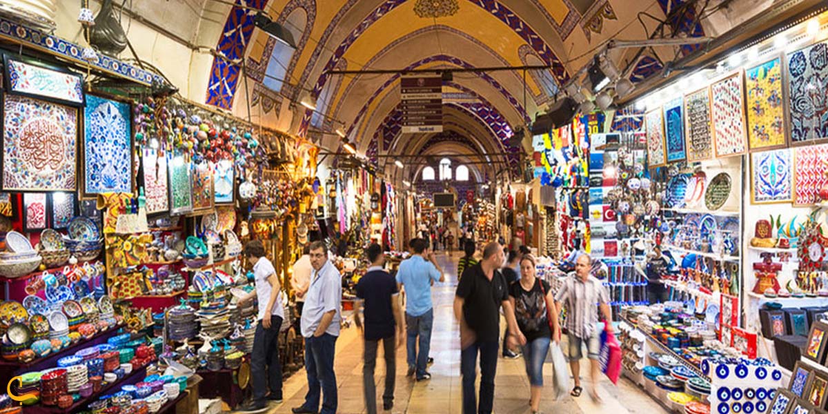 تصویری از جمعیت در حال خرید در بازار بزرگ استانبول