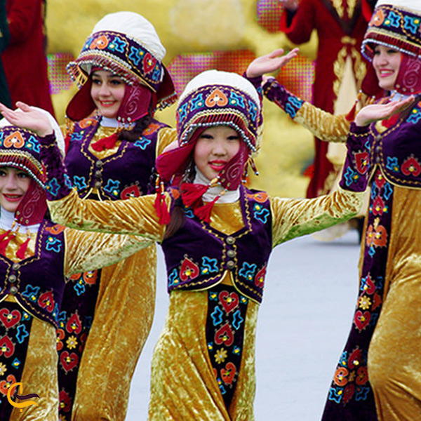 نمایی از رقص گروهی زنان قزاقستانی در مراسم استقبال از نوروز