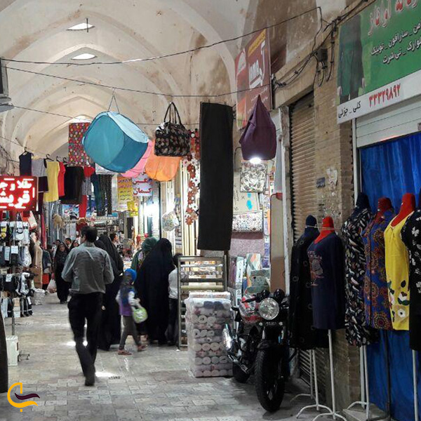 تصویری از مردم در حال خرید در بازار سمنان