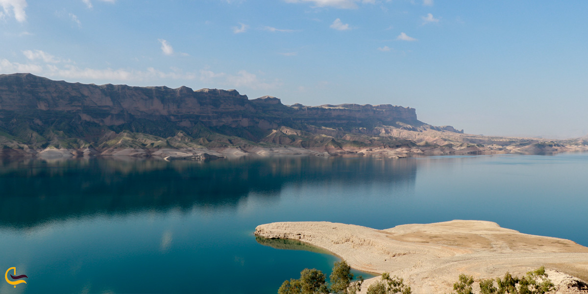 نمایی از انعکاس تصویر کوه در دریاچه شهیون 