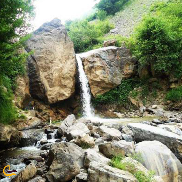 نمایی از آبشار لار چشمه فومن