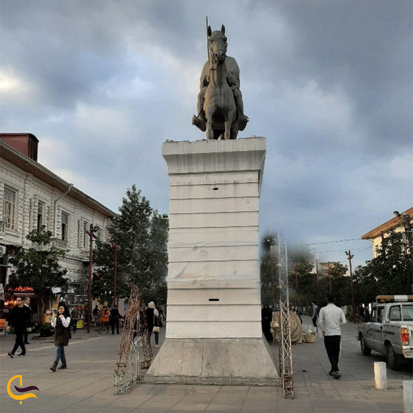 تصویری دیگر مجسمه‌های اطراف میدان شهرداری