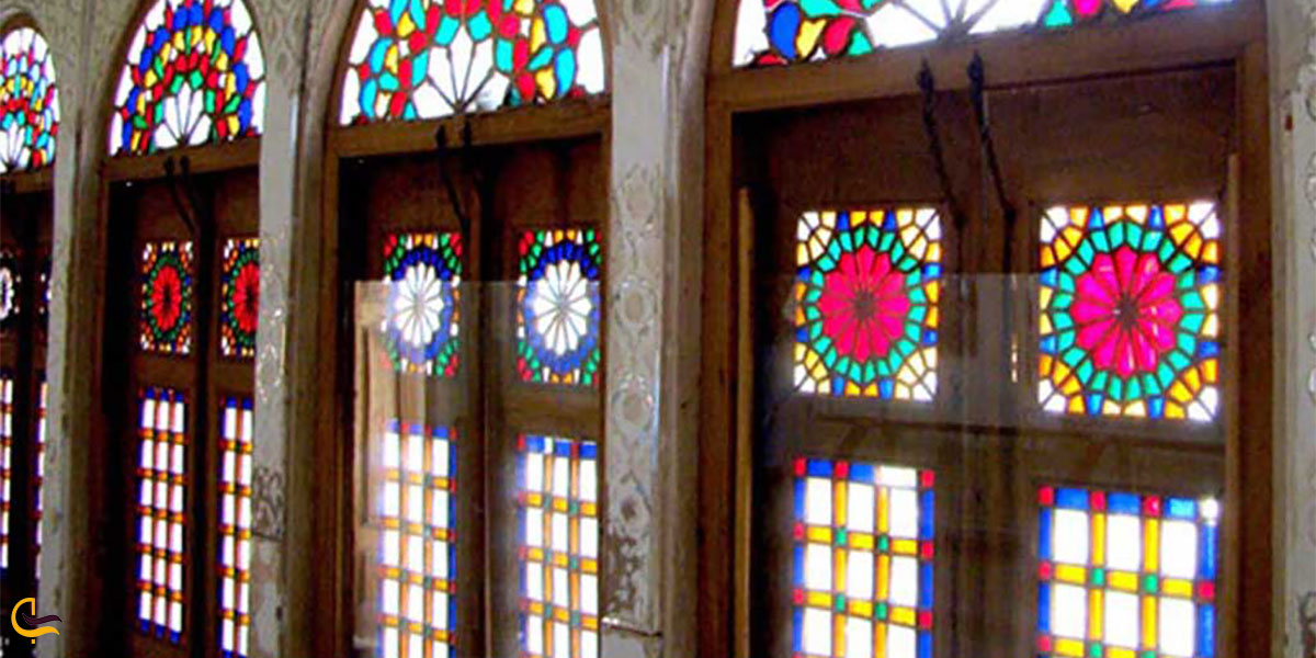 نمایی از پنجره های رنگی خانه لاری ها