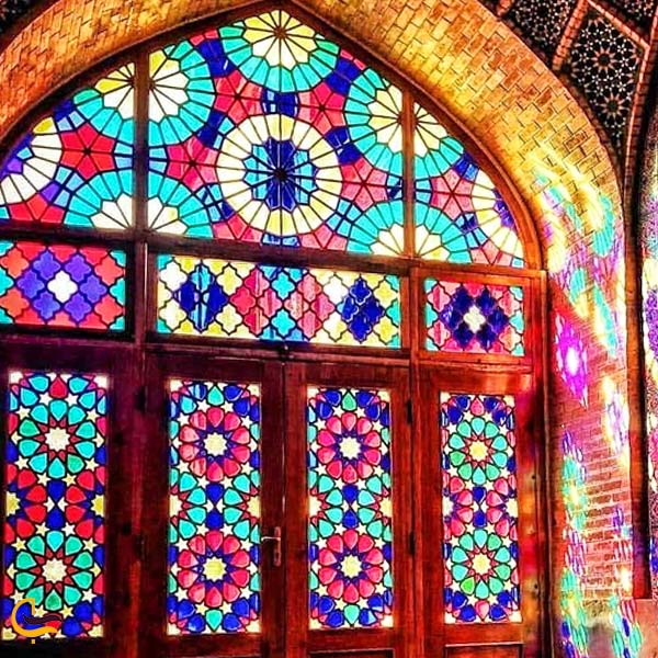 نمایی از نجره های رنگی شبستان مسجد نصیرالملک شیراز