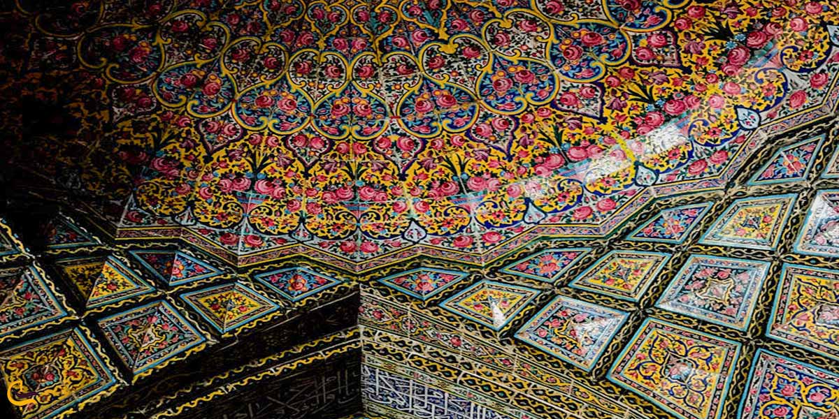 تصویری از کاشی های دیوار مسجد نصیرالملک شیراز
