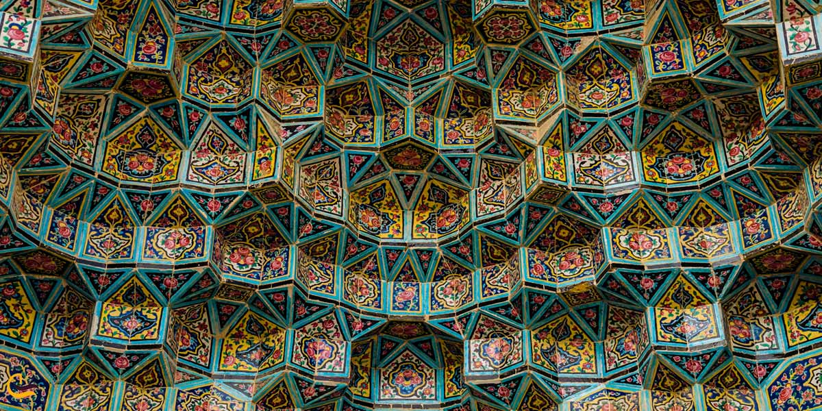تصویری از کاشی های رنگارنگ مسجد نصیرالملک شیراز