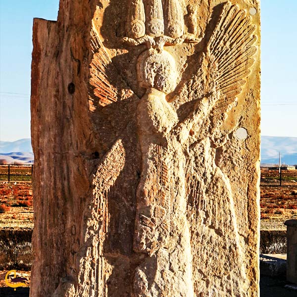 تصویری از مجسمه ی انسان بالدار پاسارگاد