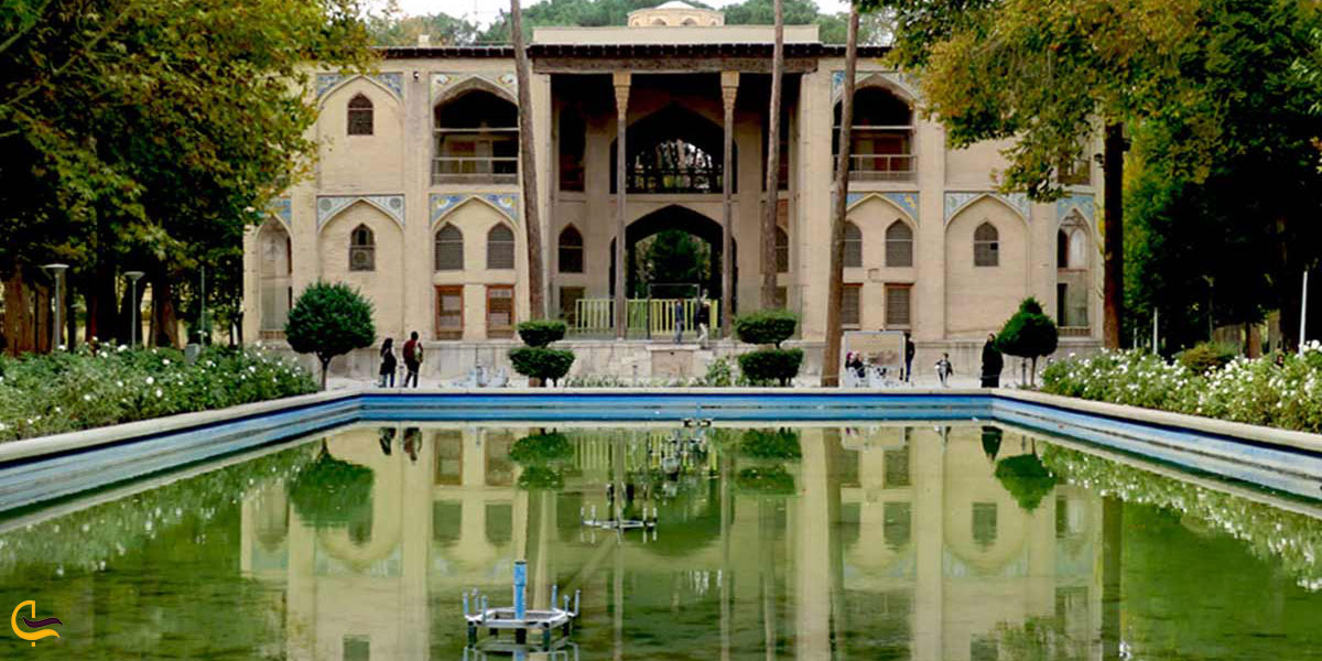 نمایی از باغ عمارت هشت بهشت اصفهان