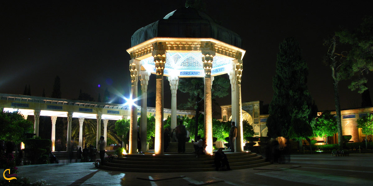 تصویری از آرامگاه حافظیه در شب