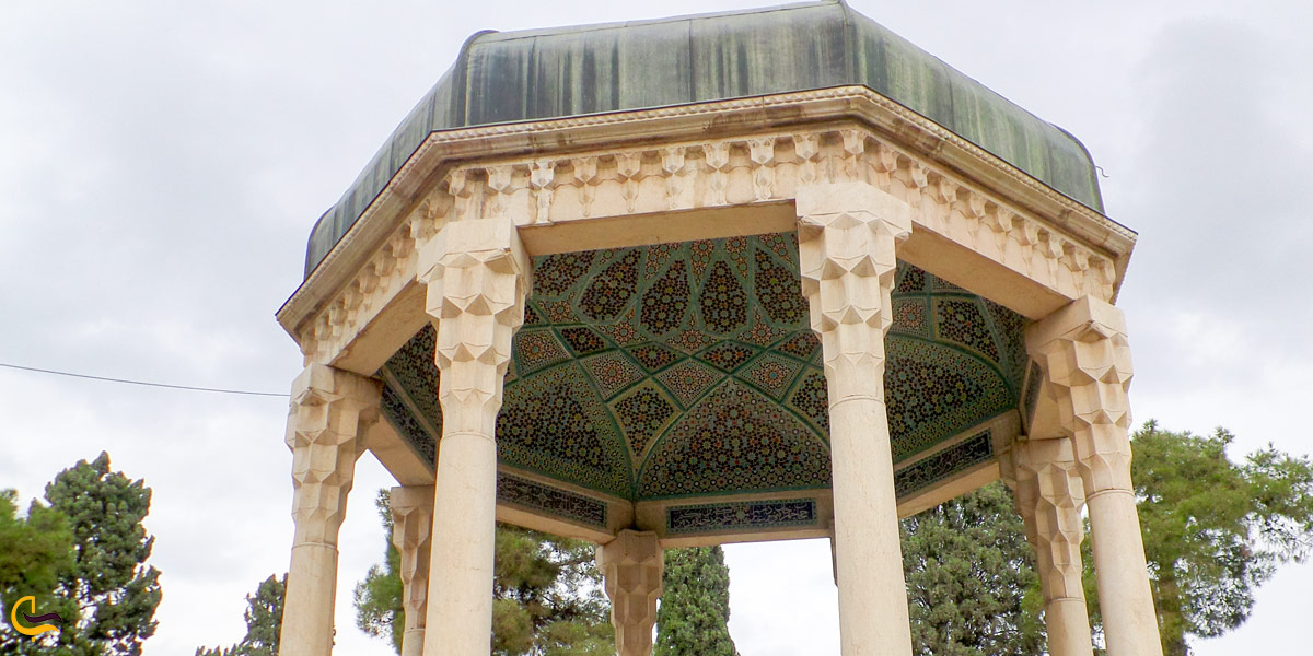تصویری از رنگ های خاص در آرامگاه حافظیه شیراز