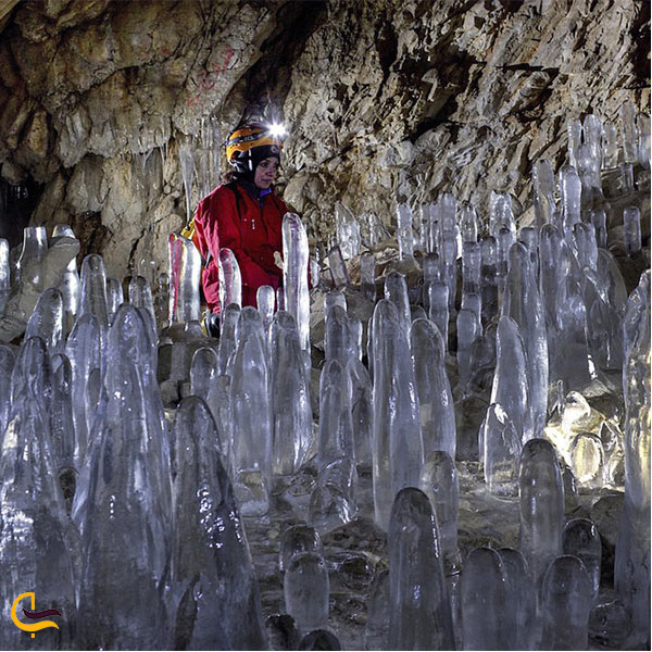 نمایی از داخل غار یخ مراد