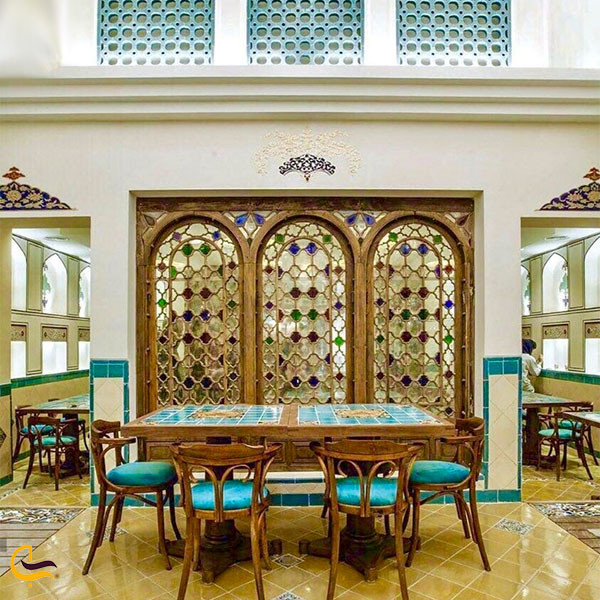 نمایی از فضای داخلی رستوران ایرانی دری