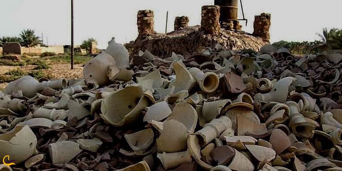 تصویری از کوزه های شکسته در مراسم چهارشنبه سوری