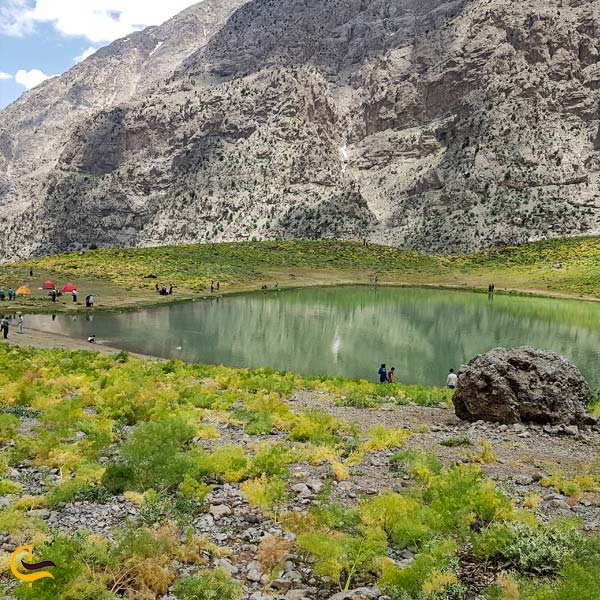 نمایی از دریاچه کوه گل سرسخت کهگلویه و بویر احمد