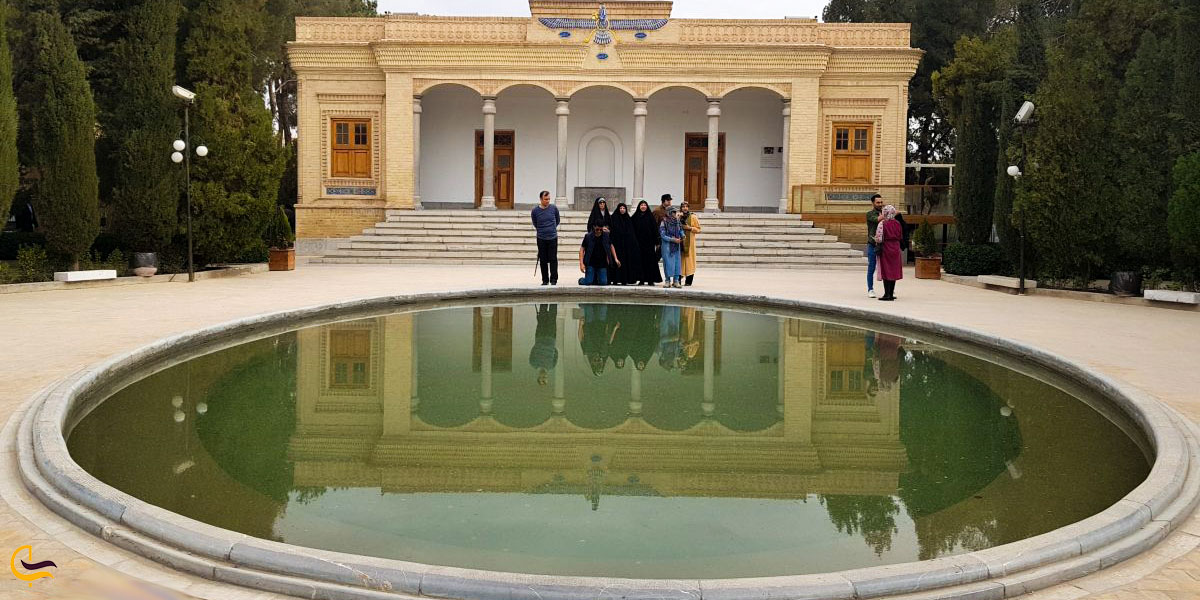نمایی از حوض بزرگ آتشکده زرتشتیان