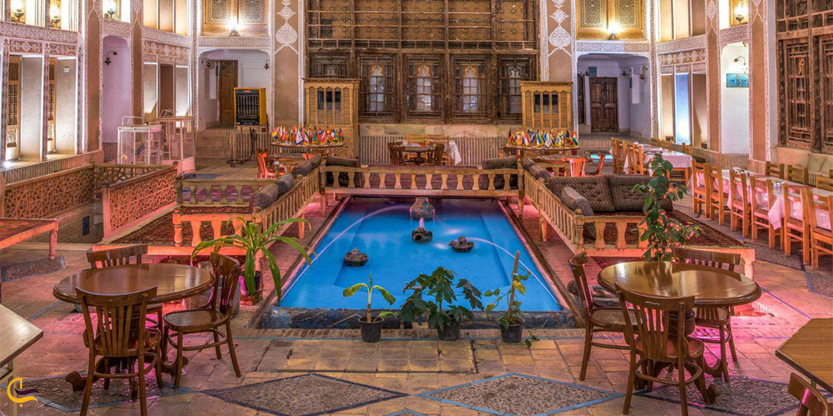 نمایی از رستوران هتل ملک تجار در یزد