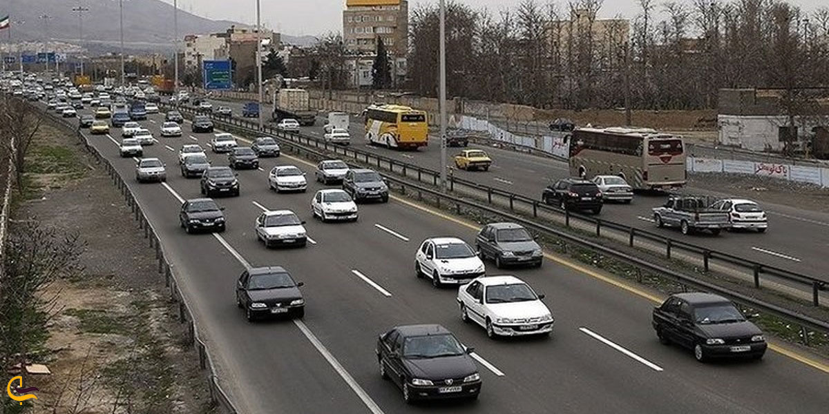 نمایی از سفر جادهای با وسیله نقلیه شخصی یزد