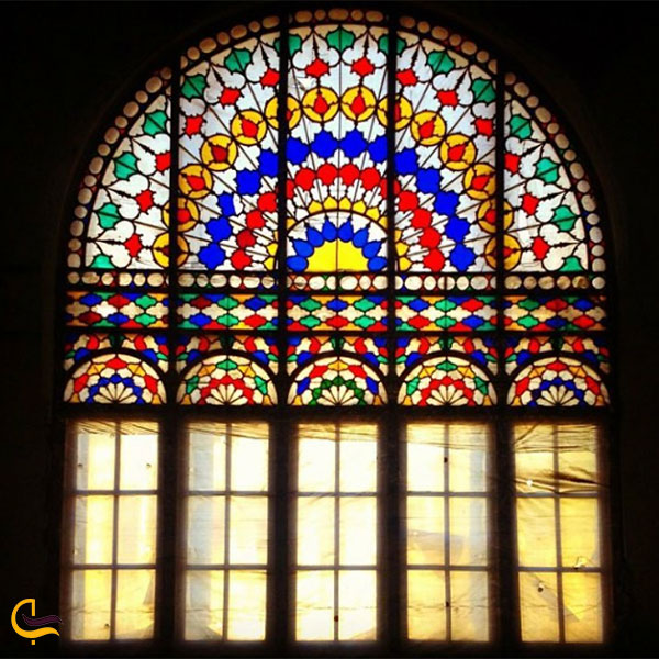 نمایی از پنجره‌های ارسی با شیشه‌‌های رنگی