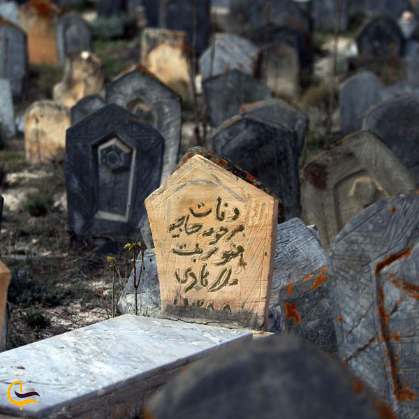 نمایی از قبر در قبرستان سفید چاه بهشهر