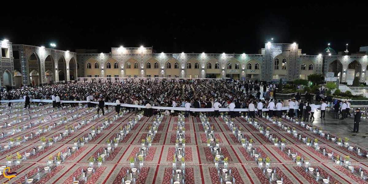 تصویری از سفره افطار در حرم امام رضا