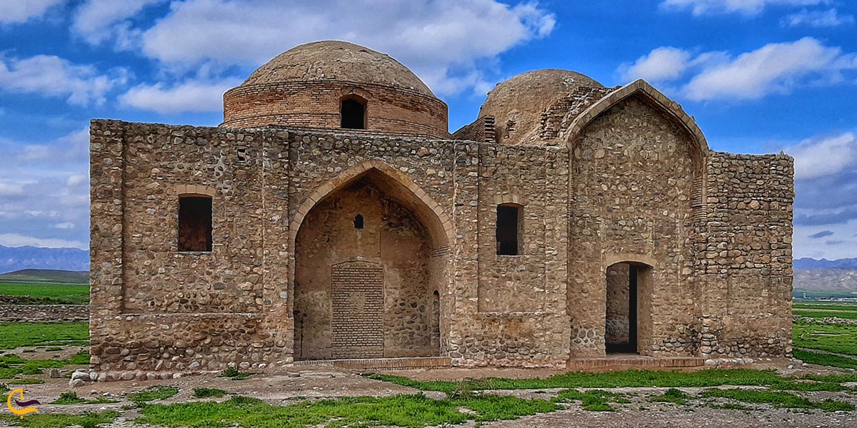 نمایی از رو به روی بقعه خشتی حضرت سلطان