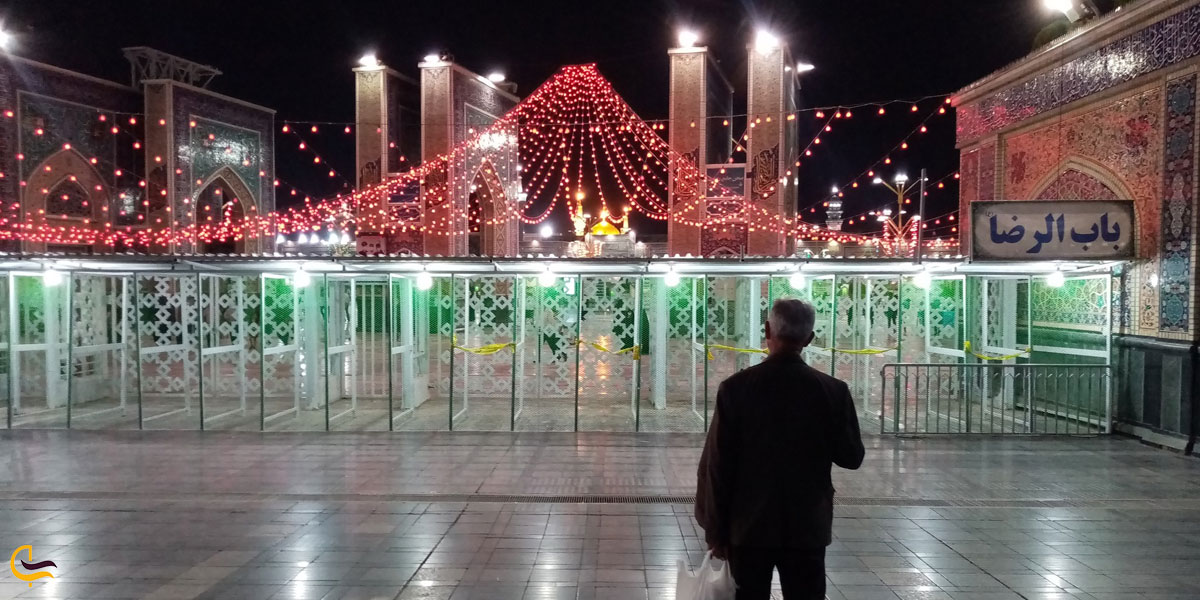 تصویری از آذین بندی حرم امام رضا در دهه کرامت