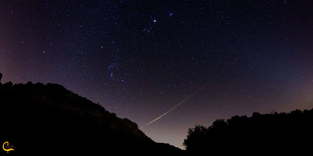 تصویری از آسمان میبد در شب