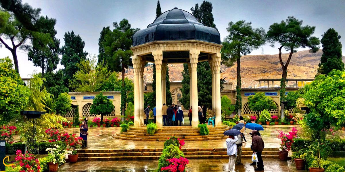 تصویری از محوطه ورودی حافظیه شیراز