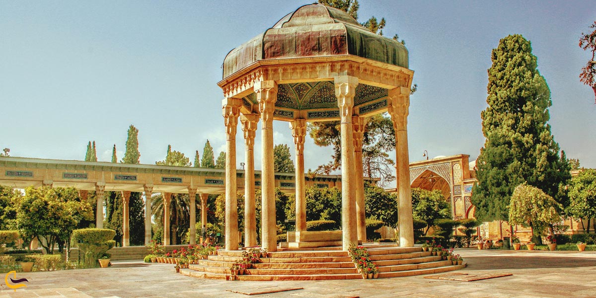 تصویری از ارامگاه حافظ در شیراز
