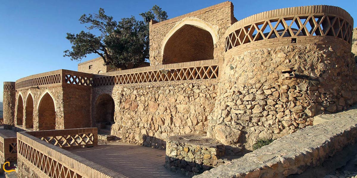 تصویری از آرامگاه بزرگمهر قائنی