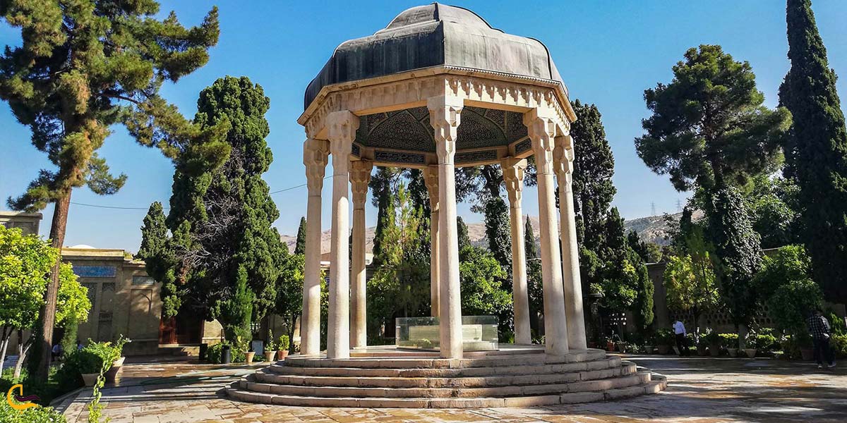 تصویری از آرامگاه حافظ در حافظیه شیراز