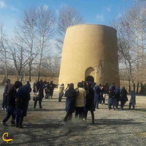 نمایی از بازدید گردشگران و دانش اموزان برج مقبره بابا محمود شهریار