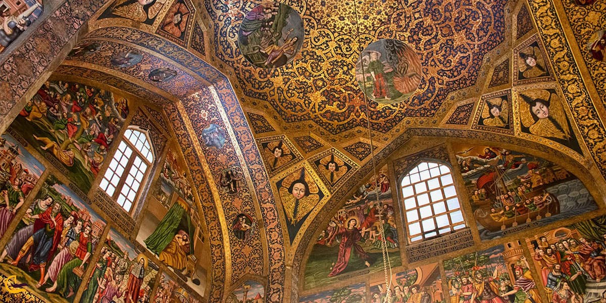 نمایی از نقاشی های داخلی کلیسای وانک