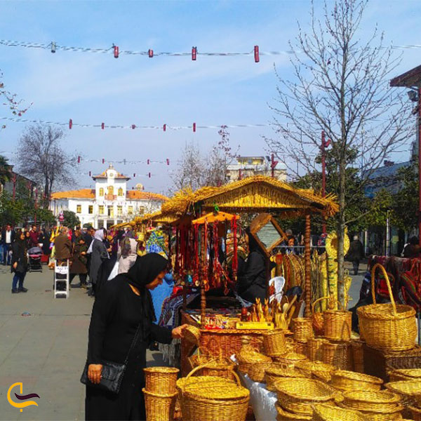 نمایی ازدست فروش ها در میدان شهرداری رشت