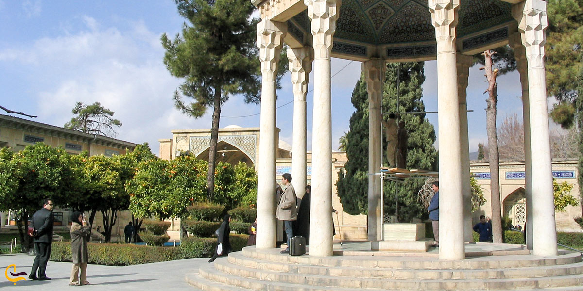 تصویری از محوطه غربی آرامگاه حافظیه شیراز