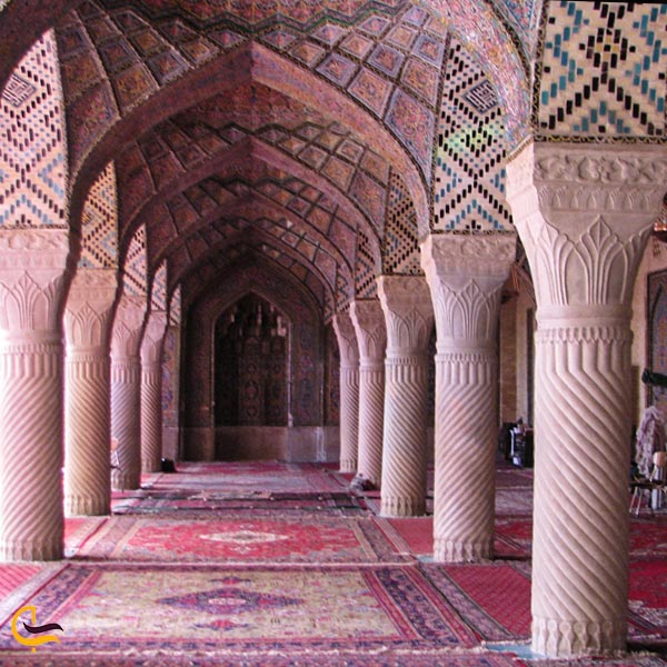تصویری از ستونهای شبستان مسجد نصیرالملک شیراز