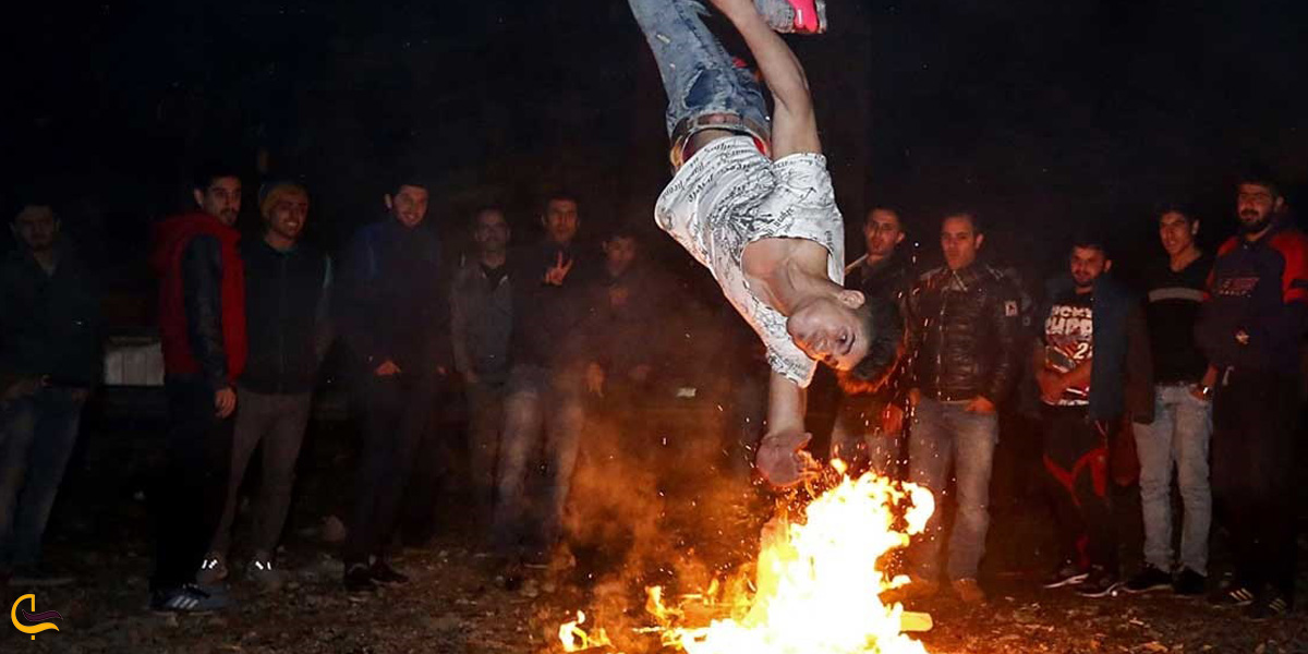 تصویری از پریدن از روی آتش در شب چهارشنبه سوری