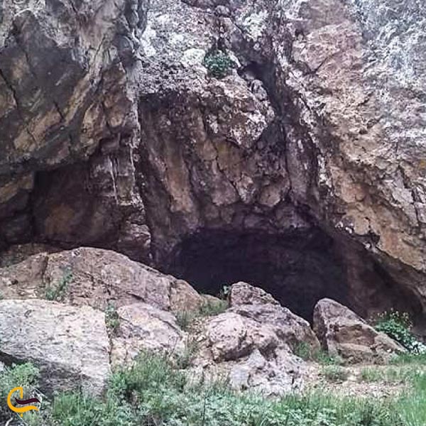 تصویری از ورودی غار سفید آب قزوین