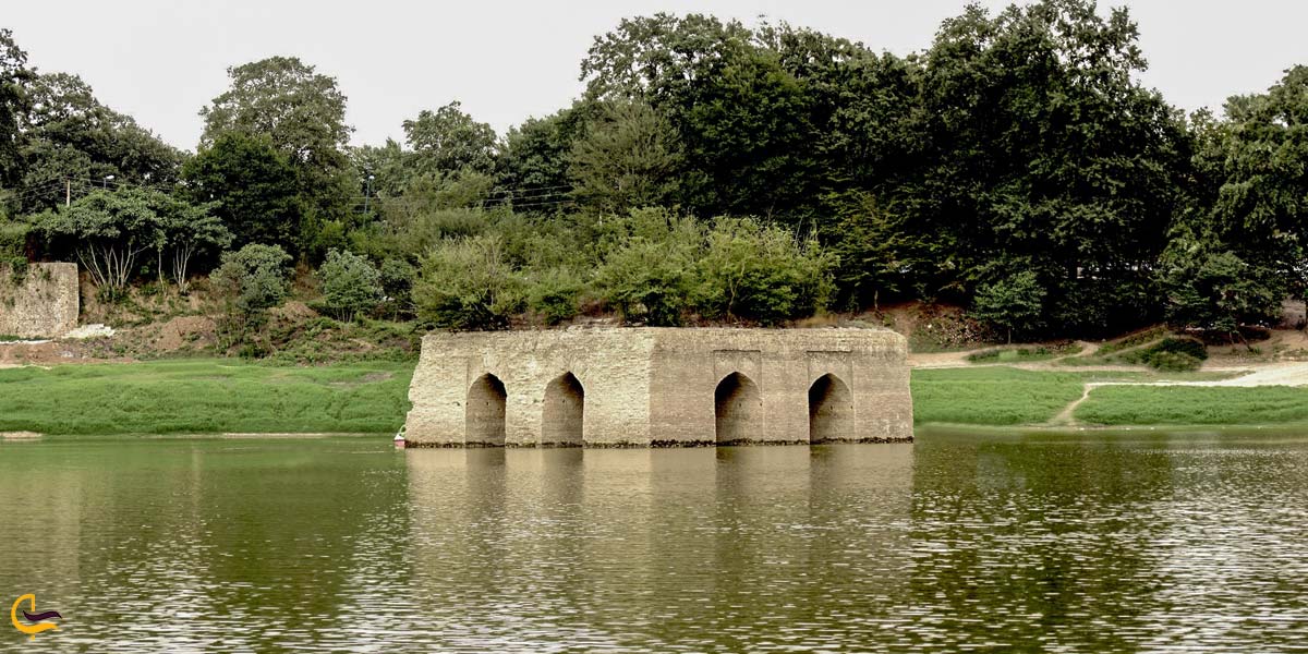 تصویری از دریاچه عباس آباد