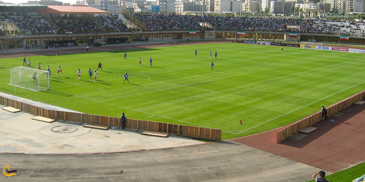 نمایی از زمین فوتبال چمن مصنوعی