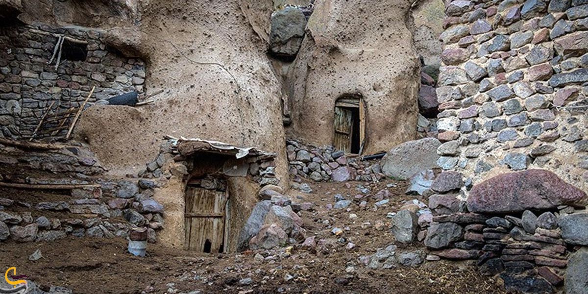 تصویری از در ورودی خانه های روستای کندوان