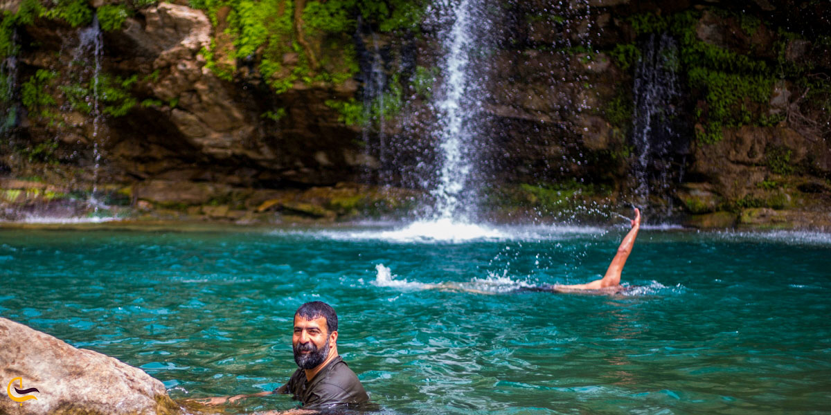 نمایی از آب تنی آبشار شِوی