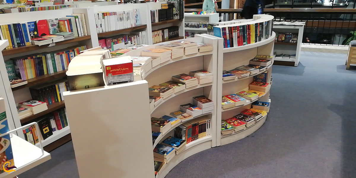 تصویری از قفسه کتاب در فروشگاه پردیس کتاب