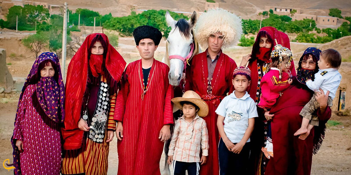 نمایی از پوشش مردم ترکمن صحرا