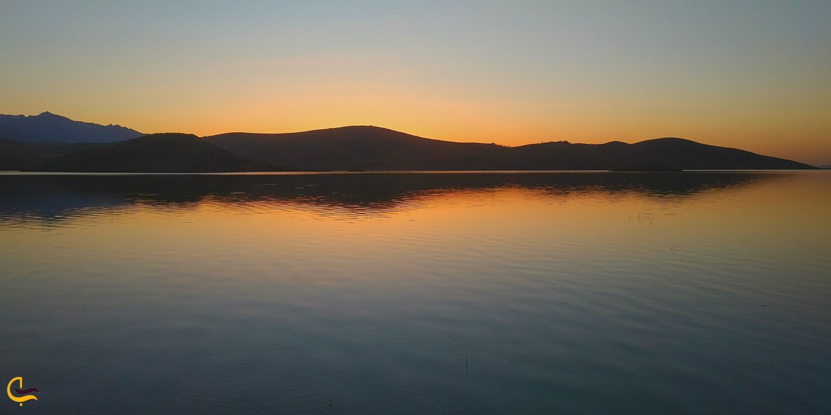 تصویری از غروب دریاچه سد اکتابان