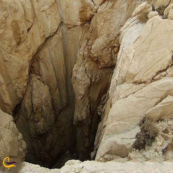 نمایی از ورودی غار جوجار کرمانشاه