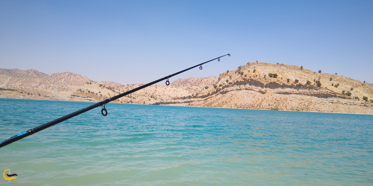 تصویری از ماهیگیری در دریاچه سد ایلام
