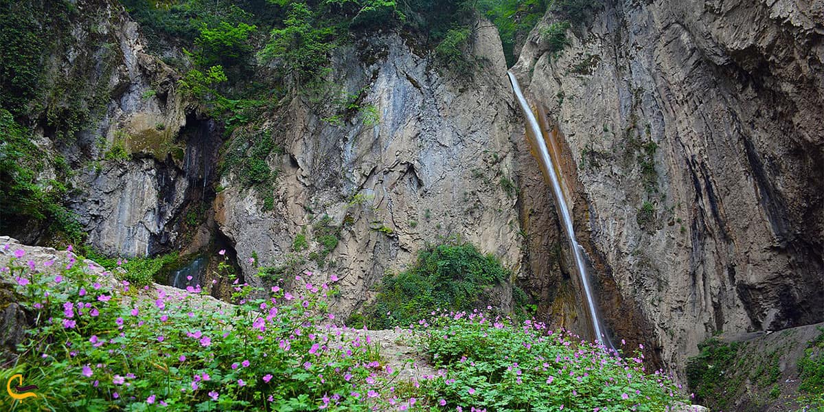 نمایی از آبشار زیارت گلستان